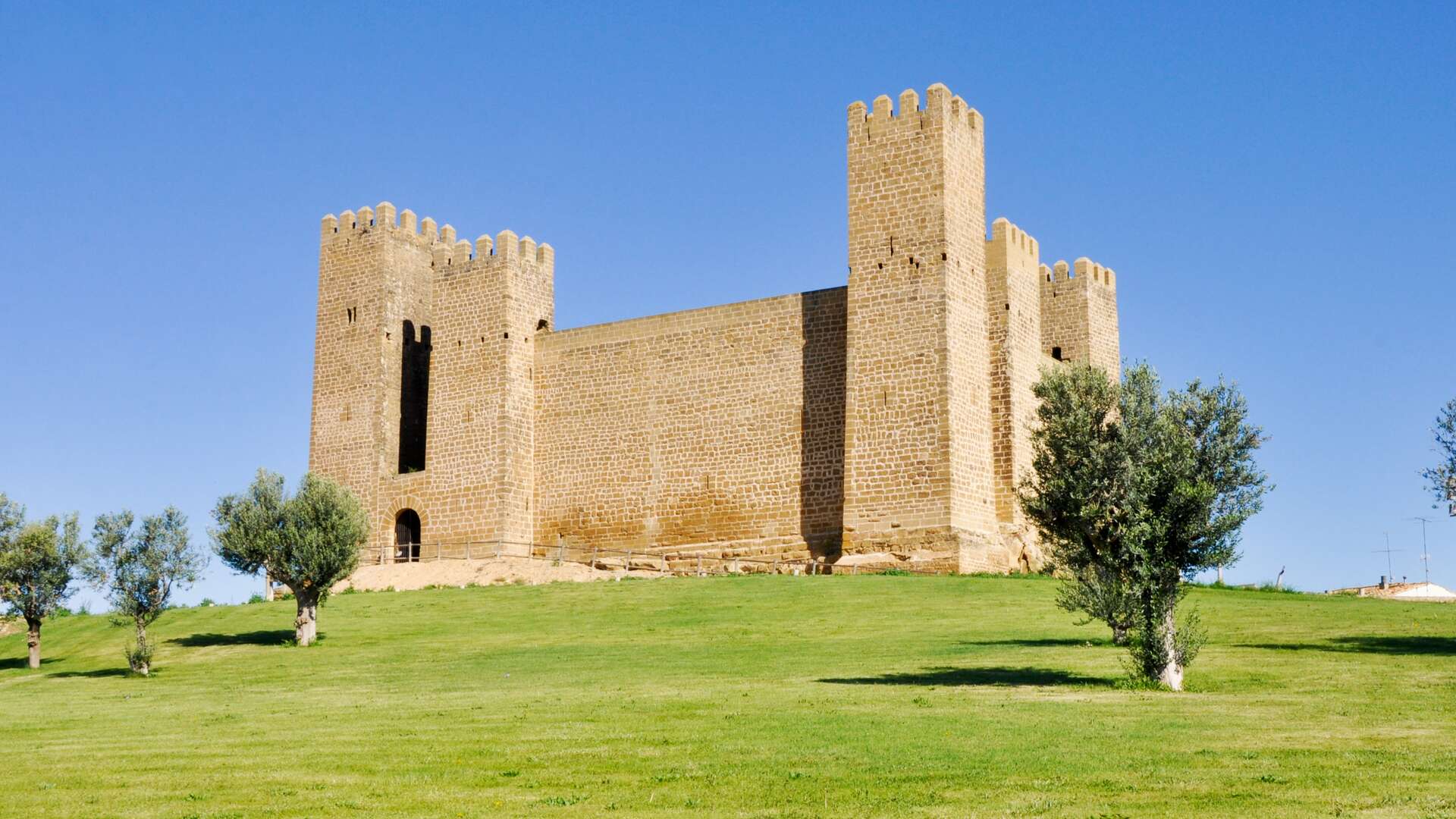 Jardines y Castillo de Sábada. | Dreamstime