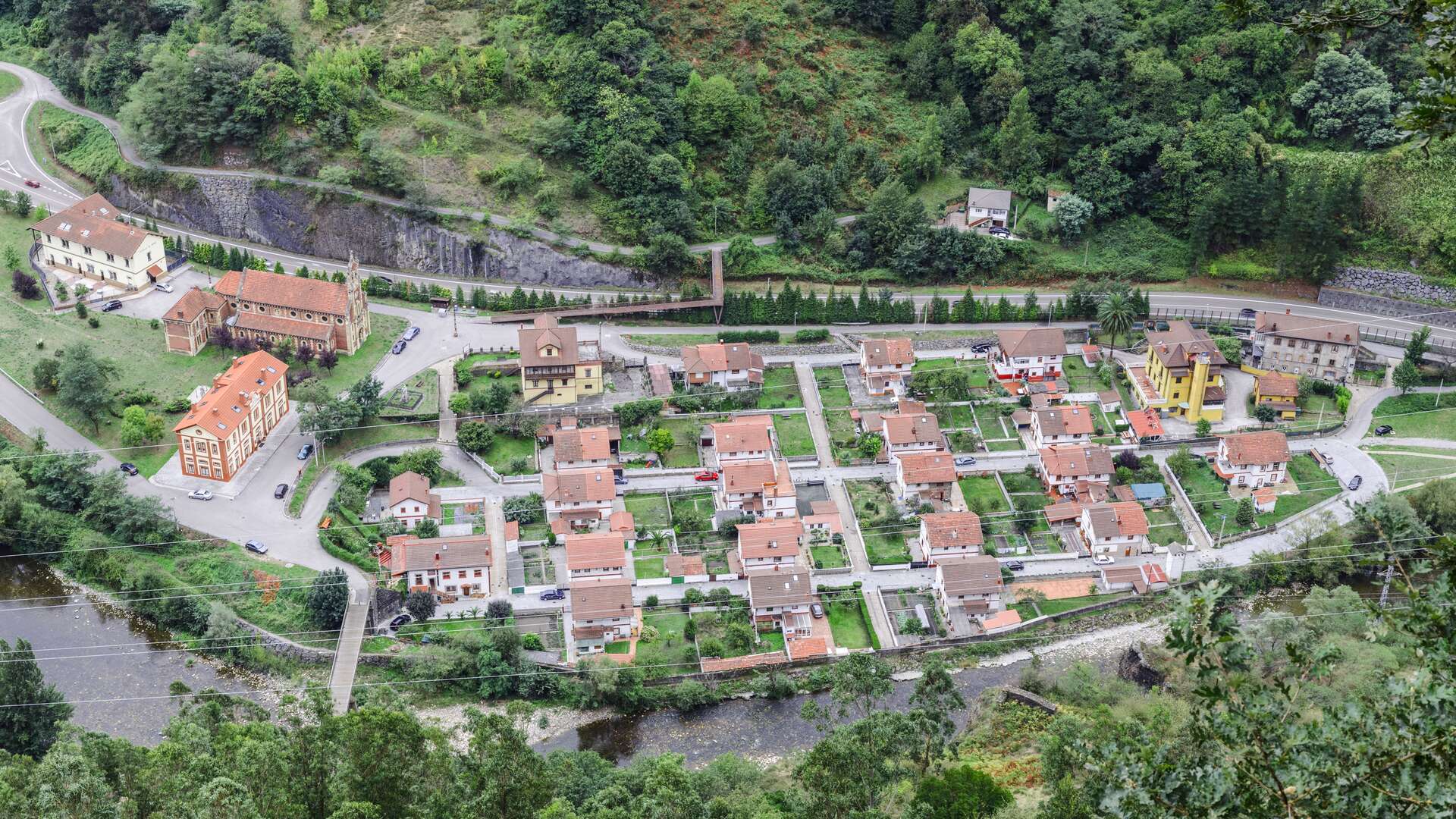 Panorámica de Bustiello, Mieres. | Anne Vero Columbier, Wikimedia