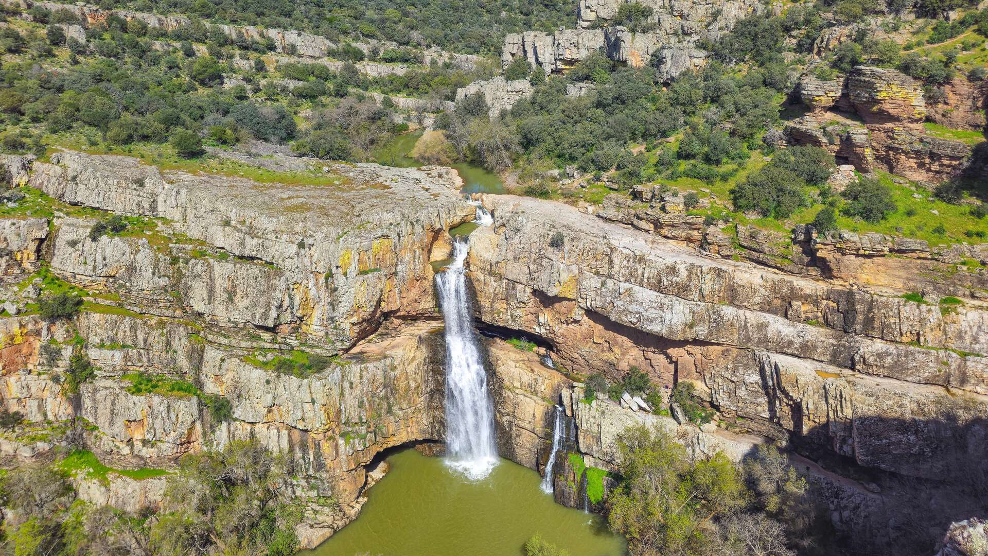 Paraje Natural Cascada de la Cimbarra. | Shutterstock