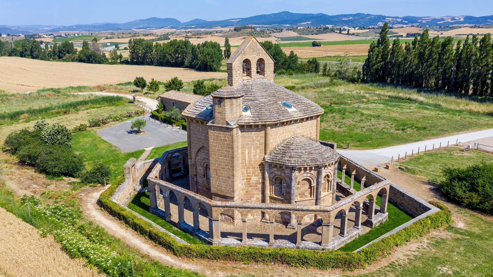 Santa María de Eunate. | Shuttertock