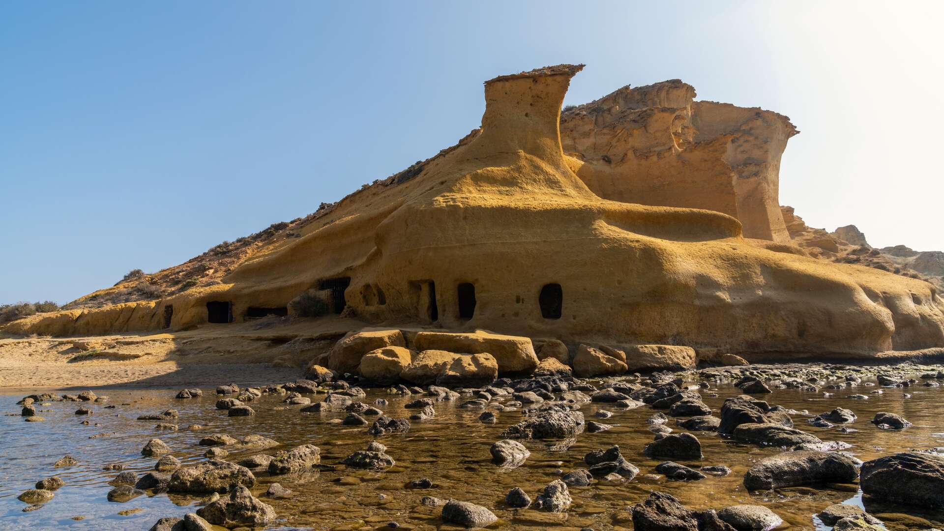 Antiguas cuevas excavadas en la roca junto al mar. | Dreamstime
