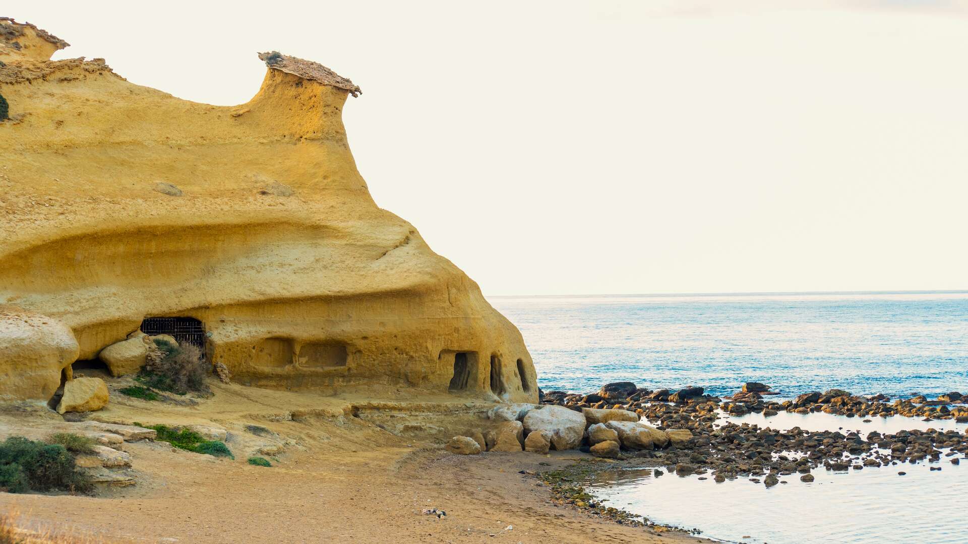 El viento y el mar han modelado estas singulares paredes de arenisca. | Shutterstock