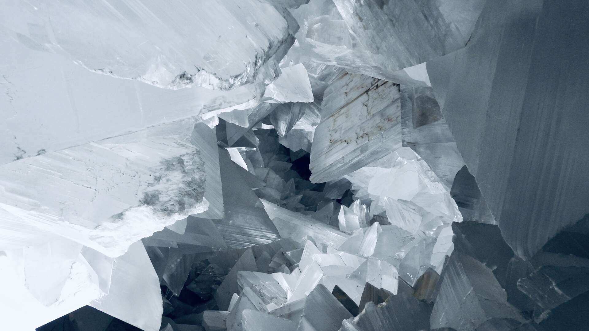 Cristales de yeso en el interior de la espectacular Geoda de Pulpí. | Shutterstock