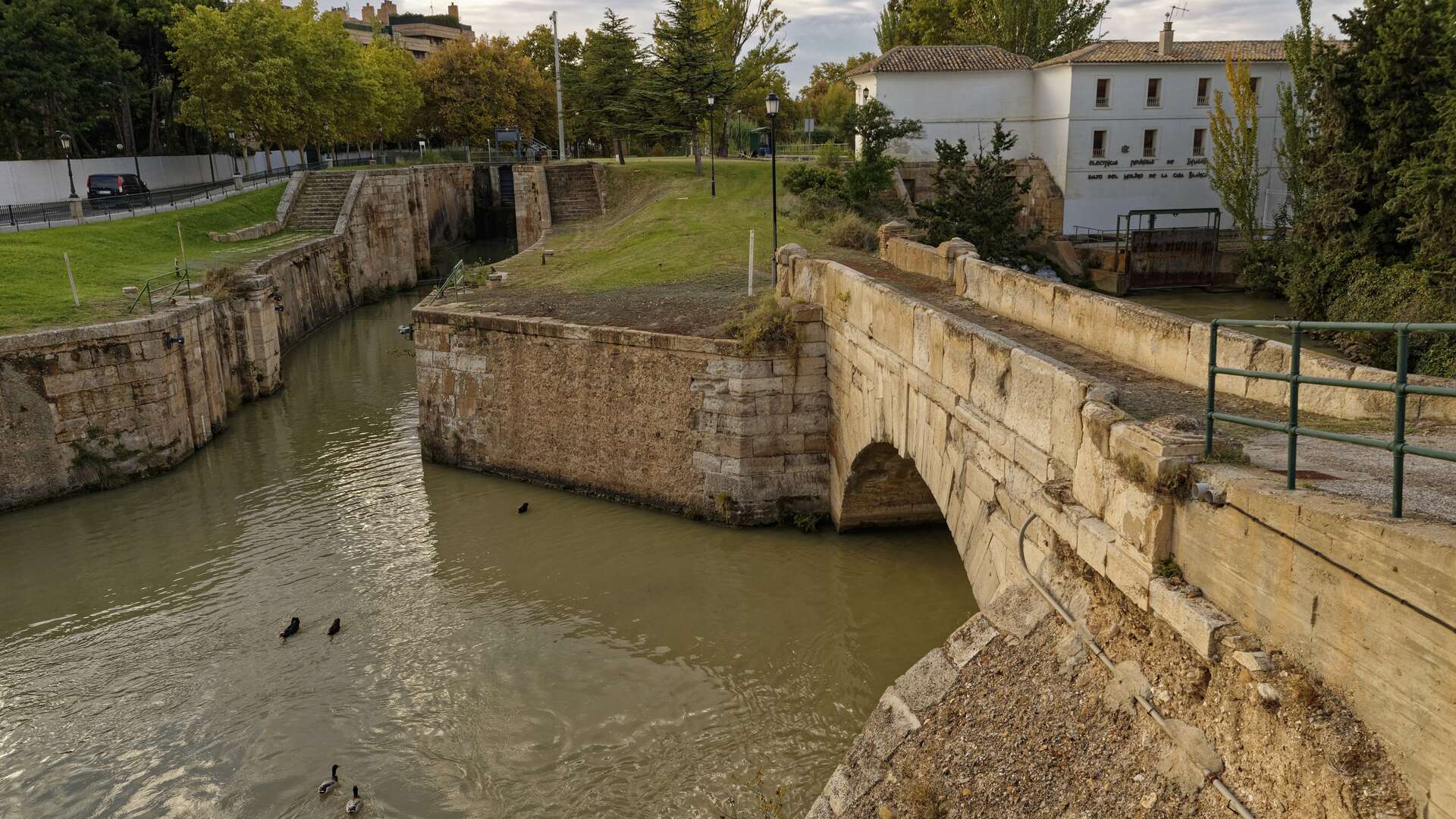 Esclusas y puente del Canal Imperial de Aragón. | Dreamstime