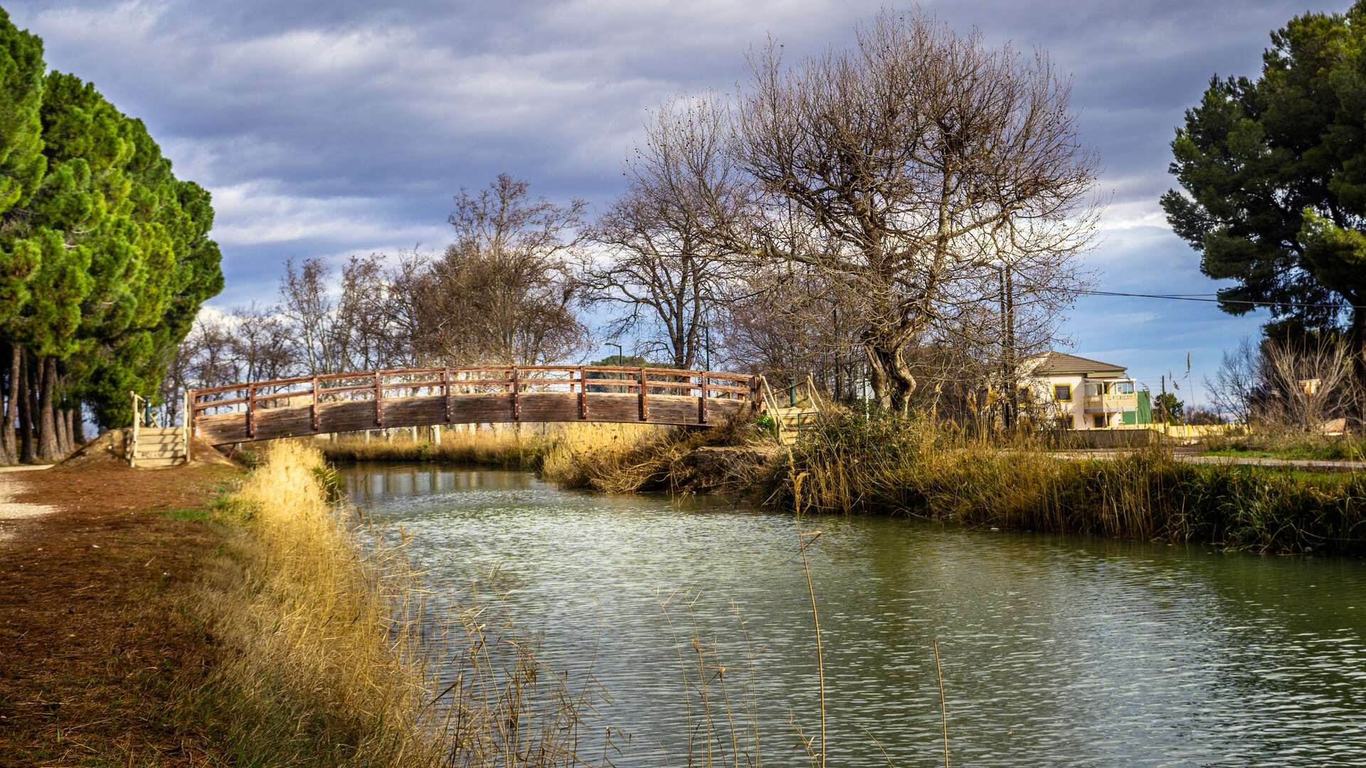 Canal Imperial de Aragón a su paso por Zaragoza. | Shutterstock