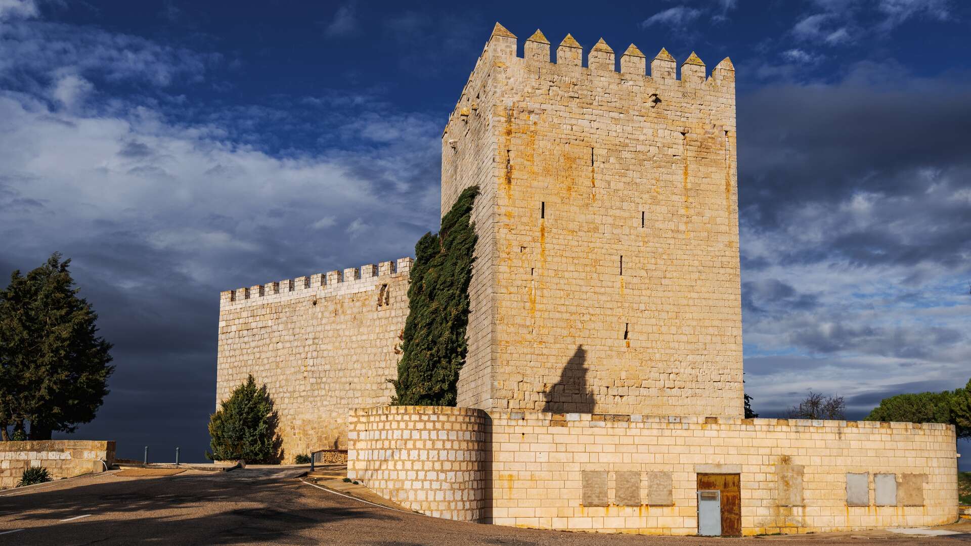 Castillo de Monzón de Campos. | Dreamstime