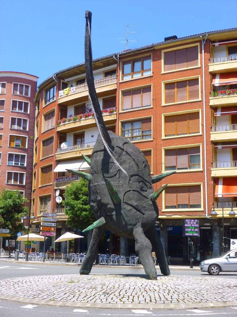 Escultura situada en Amorebieta, obra de Andrés Nagel, conocida como La Patata