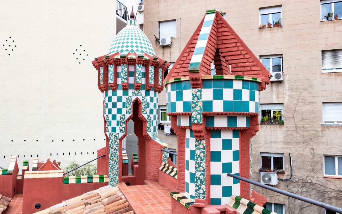 Detalles de las chimeneas de la Casa Vicens