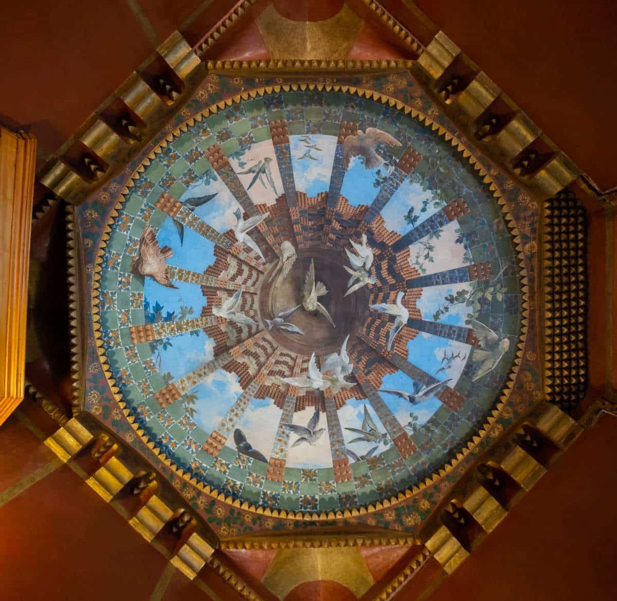 Precioso fresco que puede encontrarse en el interior de la Casa Vicens
