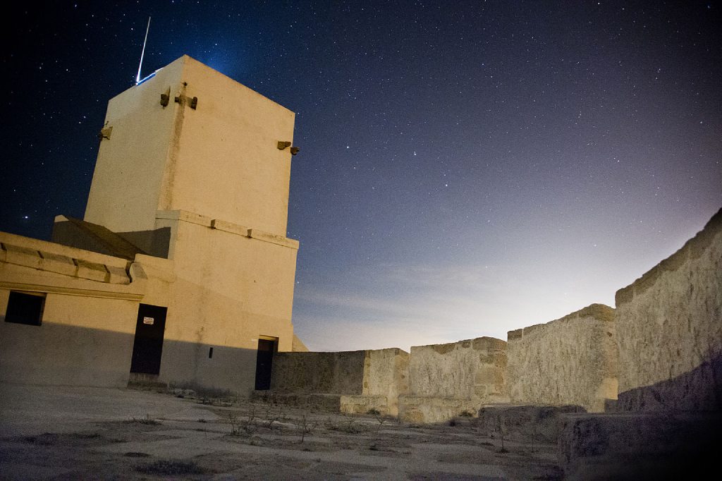 Interior del castillo de Sancti Petri de noche