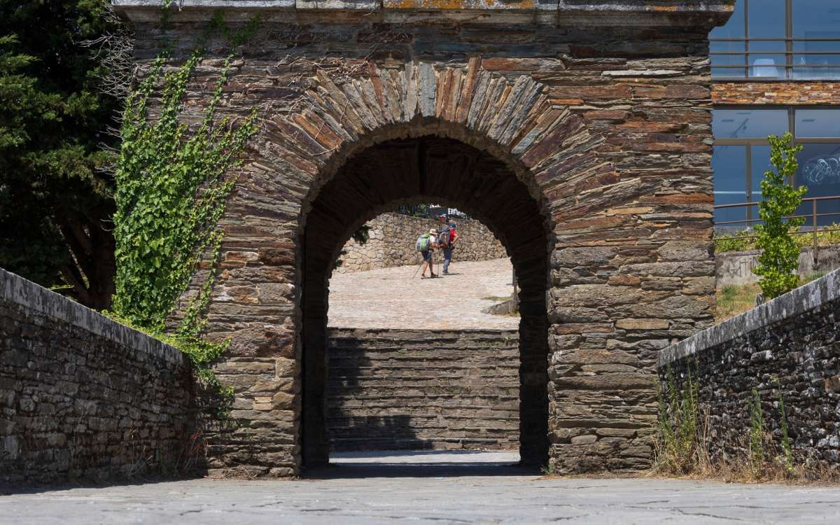 Entrada al casco histórico de Portomarín