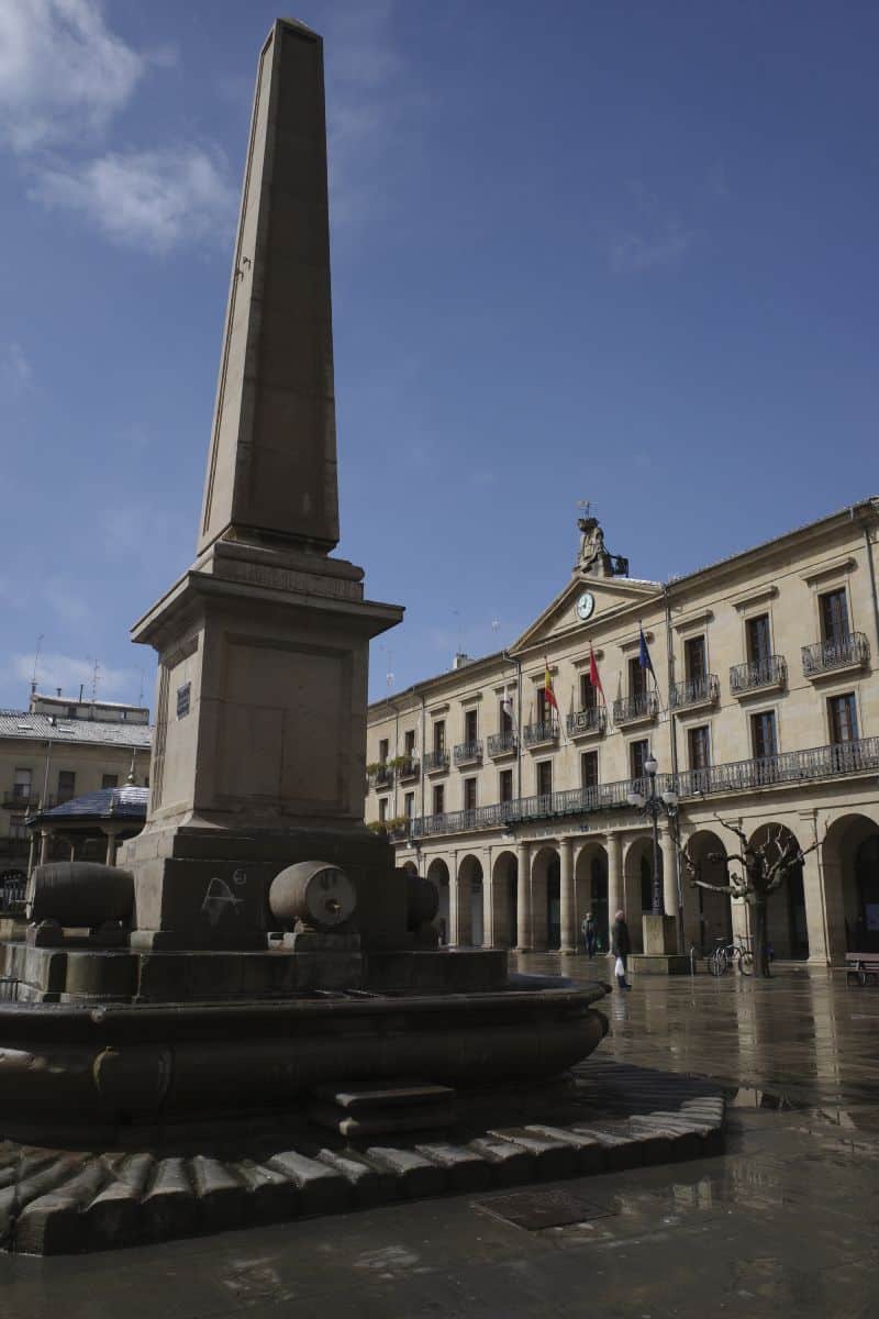 Obelisco en la plaza mayor de Tafalla